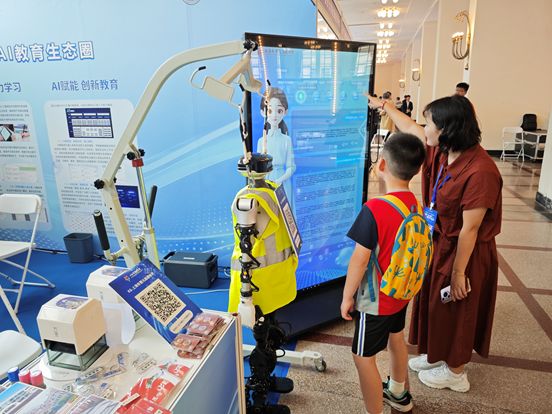 正规配资之家门户 AI智能体、VR实验室……普陀区智慧教育玩出“新花样”